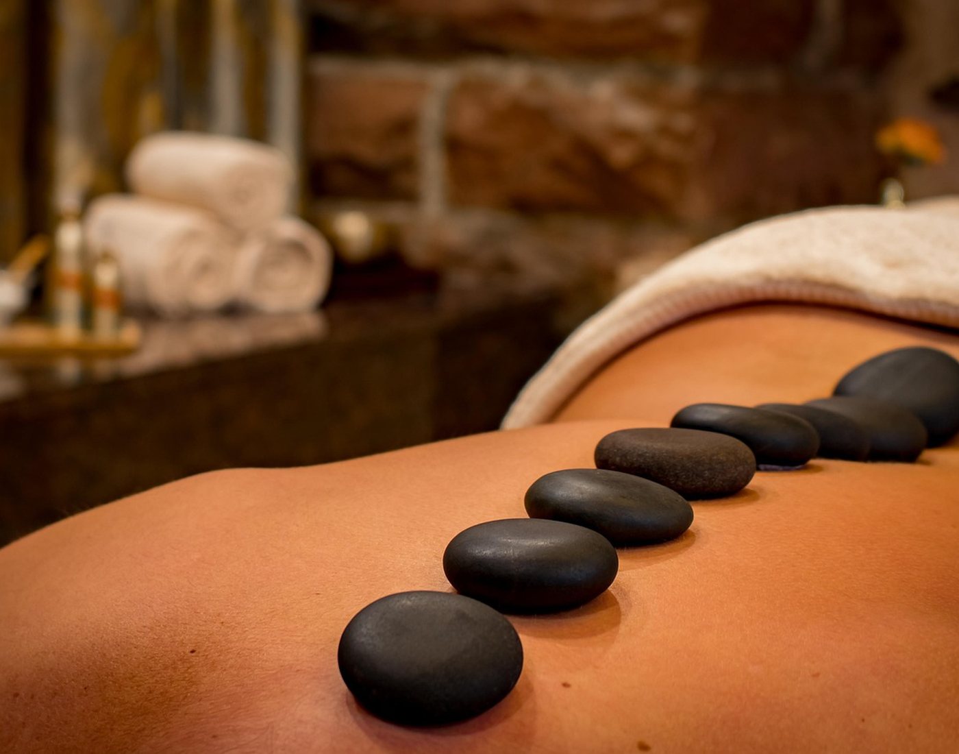 Pierres et serviettes dans un espace de massage