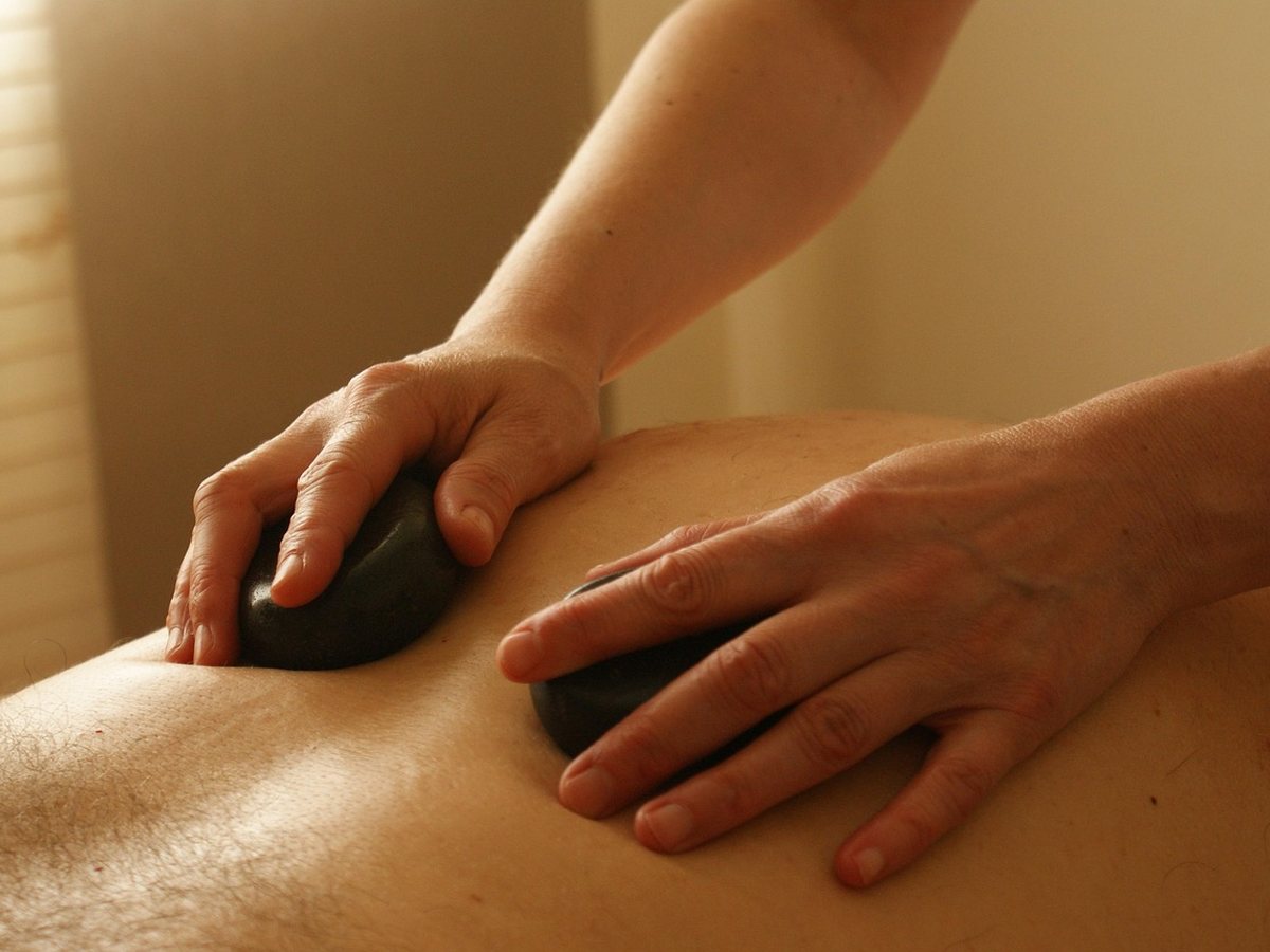 Massage bien-être aux pierres chaudes