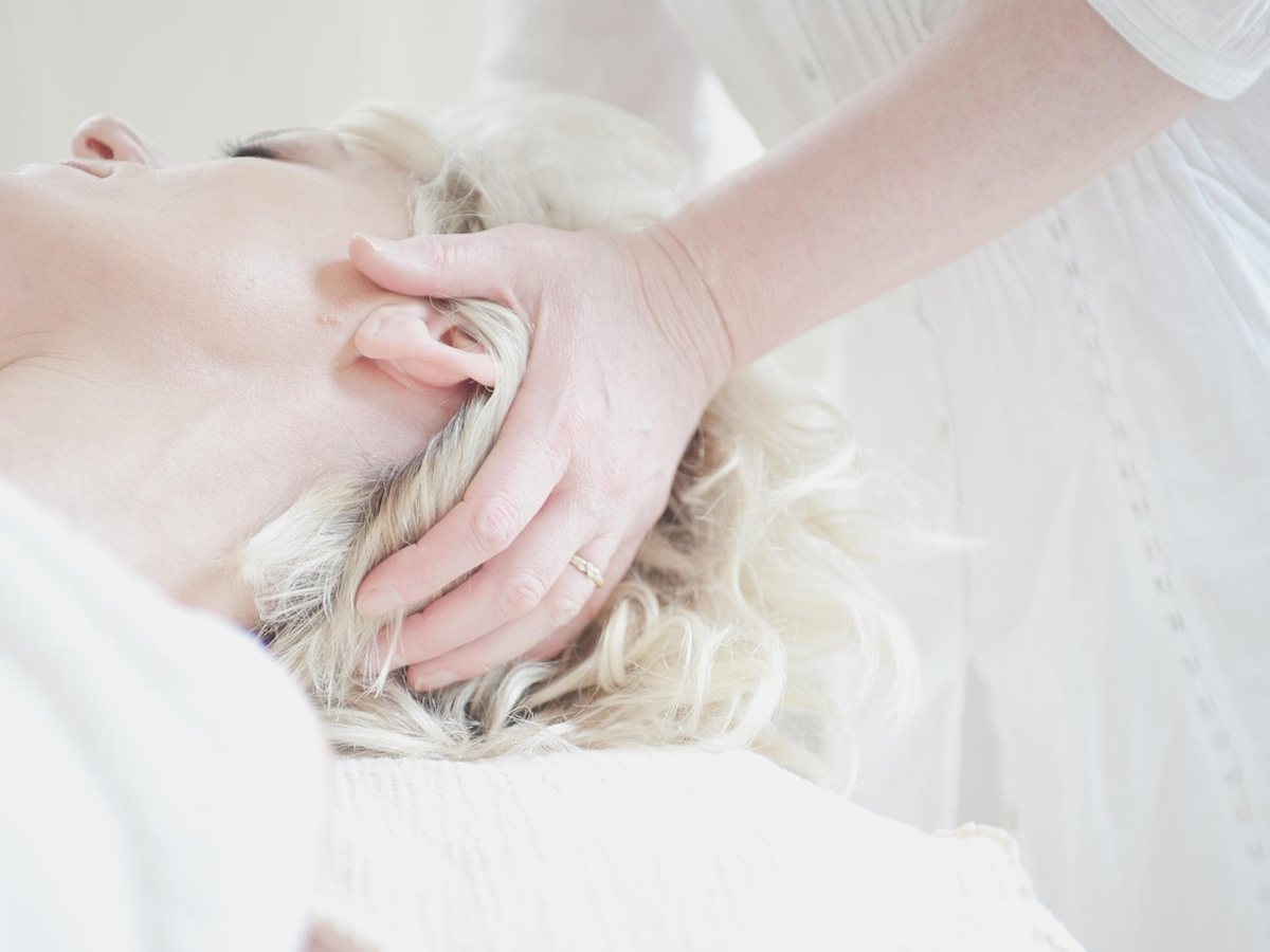 Massage relaxant de la tête et du visage